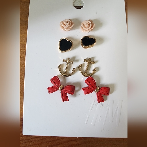 Pack of 4 earrings, H&M never been worn - Picture 1 of 1